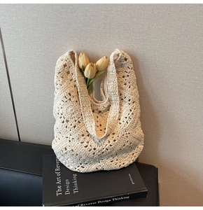 Gros plan du sac à main en crochet crème avec motif floral et texture de maille douce