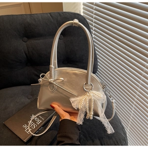 Borsa a mano argento a conchiglia con fiocco e ciondolo di perle in stile elegante