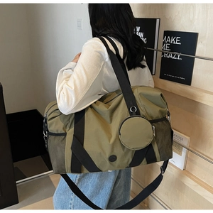 Detail der olivgrünen Reisetasche mit verstellbarem Gurt und Mini-Münzgeldbörse