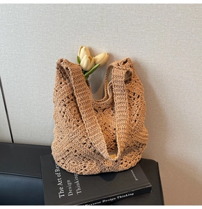 Détail du sac cabas beige tissé bohème avec des motifs floraux au crochet
