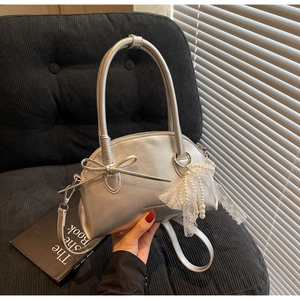 Borsa argento a forma di conchiglia con finitura a specchio e ciondolo in pizzo di perle