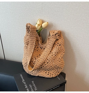 Gros plan d'un sac cabas en crochet avec texture florale ajourée et tulipes