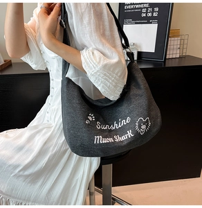 Détail du sac cabas gris foncé avec broderie Sunshine blanche et motif graphique de chien