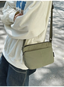 Détail du sac bandoulière en nylon olive clair avec double fermeture et sangle