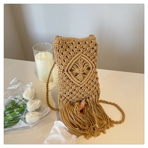 Vue détaillée du sac à bandoulière tissé à la main avec de longues franges bohèmes