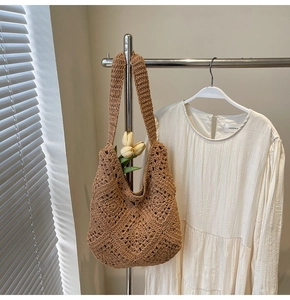Gros plan détaillé du sac à bandoulière en crochet marron clair aux motifs géométriques