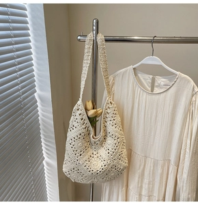 Détails d'un sac hobo au crochet crème avec motifs floraux ajourés élégants