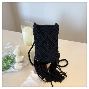 Vue détaillée du mini sac téléphone noir fait main en macramé avec de longues franges