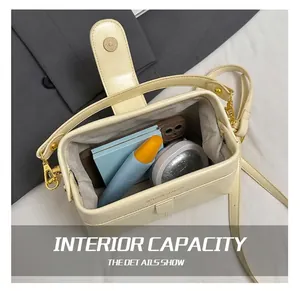 Vue de dessus d'un sac bowling crème montrant l'intérieur spacieux et la doublure