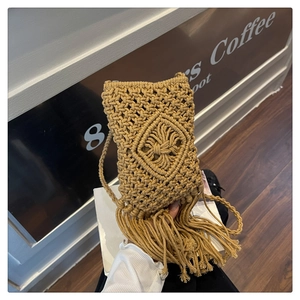 Détail du mini sac tissé main avec des franges bohèmes et motifs en losanges