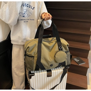 Detail der armee-grünen Reisetasche auf einem Koffer mit Netztasche und Münzfach