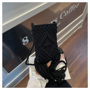 Vue détaillée du sac de téléphone tissé noir fait main avec des motifs de crochet élégants