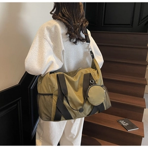 Makroaufnahme der khakifarbenen Reisetasche mit Nylontextur und kleiner runder Münztasche