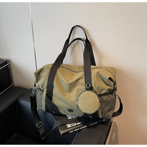 Detail der olivgrünen Reisetasche mit Netztaschen und abnehmbarem runden Münzfach-Anhänger