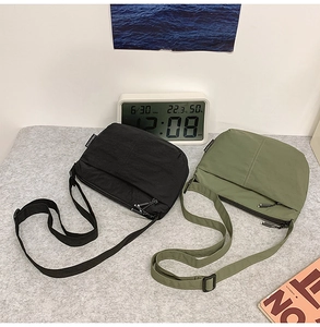 Détails de la bandoulière réglable sur sacs bandoulière en nylon noir et vert olive