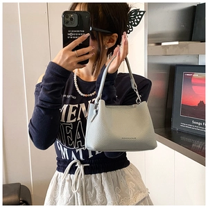 Dettaglio della borsa a secchiello in pelle martellata con logo Fashion & Bags e metallo argento