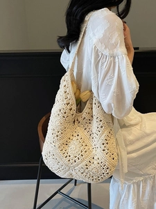 Sac hobo en crochet beige ajouré pour la plage d'été et les déplacements quotidiens