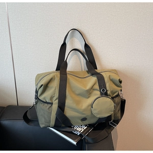 Details einer armee-grünen Reisetasche mit Netztasche und kleinem Münzbeutel