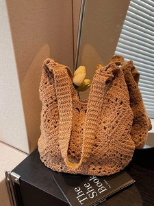Sac fourre-tout au crochet marron fait main avec texture florale et style bohème de vacances