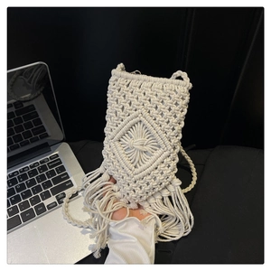 Détail d'un petit sac à bandoulière en macramé fait main avec franges et motif en losange