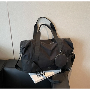 Makroaufnahme einer großen schwarzen Nylon-Reisetasche mit Netzfach und kleiner Tasche