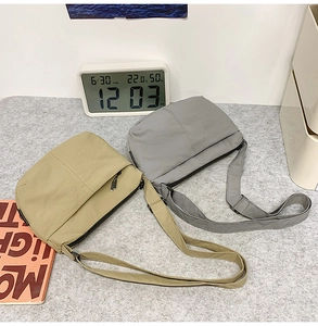 Détails à plat de sacs bandoulière en nylon kaki et gris avec larges sangles réglables