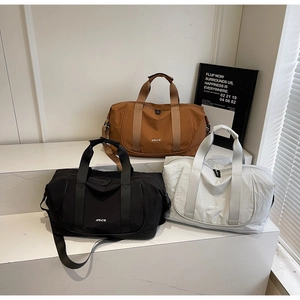 Trois sacs de yoga en nylon imperméable marron, noir et gris avec bandoulière réglable