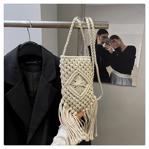 Détail d'un sac bohème tissé main avec de longues franges et une texture en losange