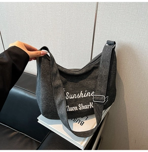 Détail du sac cabas en toile gris foncé avec texte Sunshine et bandoulière large