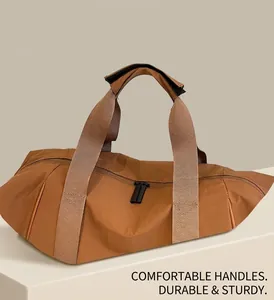 Détail des poignées renforcées du sac de yoga marron avec fermeture velcro et nylon