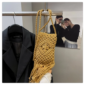 Détail d'un sac téléphone jaune fait main au crochet avec franges bohèmes et motifs losanges