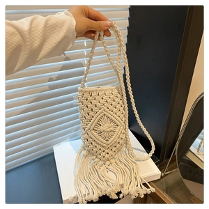 Détail du sac de téléphone tissé à la main avec franges à glands et motifs en losange