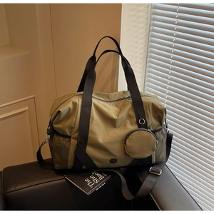 Vielseitige olivgrüne Reisetasche mit Netztasche und kleinem runden Münzetui-Anhänger
