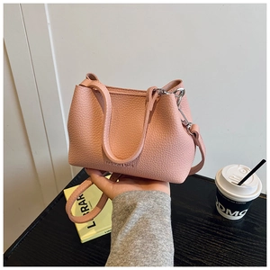 Borsa a secchiello rosa grana litchi con doppi manici e tracolla regolabile