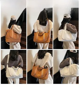 Plusieurs vues de grands sacs de yoga orange et blanc cassé portés par un mannequin
