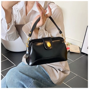 Détail du sac Boston en cuir PU noir brillant avec boucle marbre et attaches dorées