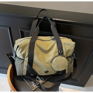 Detailansicht der Reisetasche aus Nylon mit Netztasche und rundem Reißverschlussbeutel