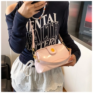 Gros plan du sac à main rose brillant en cuir PU avec crochet doré et boucle jaune