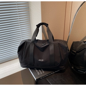 Détail du sac de sport en nylon noir avec fermeture éclair en métal et lumière douce