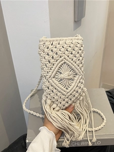 Sac seau fait main en macramé beige avec franges pour vacances à la plage et téléphone