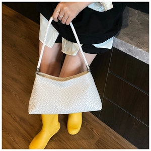 Détail du sac à bandoulière tressé blanc avec motif damier et finitions métalliques argentées