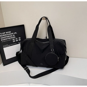 Detailansicht der schwarzen Reisetasche mit Netztasche und rundem Münztäschchen