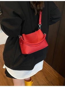 Borsa a secchiello rossa in pelle martellata da donna, elegante tracolla con manico