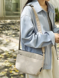 Sac bandoulière léger en nylon beige avec bandoulière réglable pour usage décontracté