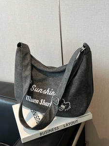 Sac hobo en toile gris foncé avec broderie Sunshine et motif ours sur boîte