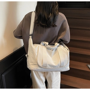 Détail du sac de sport blanc cassé grande capacité avec logo XDCD et bandoulière réglable