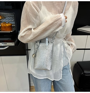 Mini borsa tote intrecciata argento con tracolla e ciondolo a sfera metallica