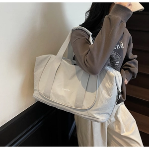 Détail du grand sac de sport en nylon imperméable gris clair avec de larges poignées