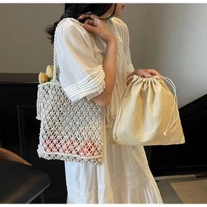 Détail du cabas en macramé blanc avec pochette intérieure pour les vacances d'été