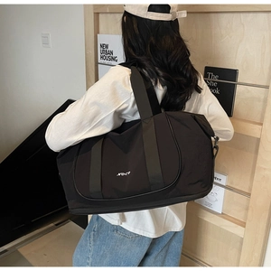 Détail d'un grand sac de yoga noir avec logo NOCO blanc et texture en nylon résistant